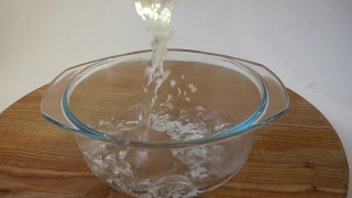 在玻璃平底锅中加入开水。缓慢的运动。视频素材模板下载