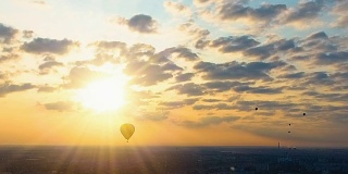 热气球，奇妙的多云天空和明亮的太阳，飞行迎接梦想