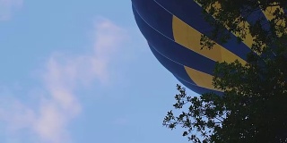 气球飞过树，升上天空，夏季节日，生态旅游
