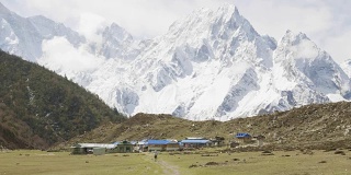 尼泊尔的一个村庄，位于群山之中。Manaslu电路长途跋涉。