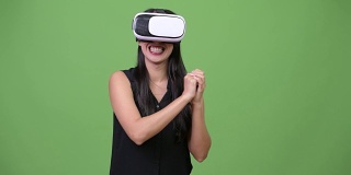 年轻美丽的亚洲女商人使用虚拟现实耳机