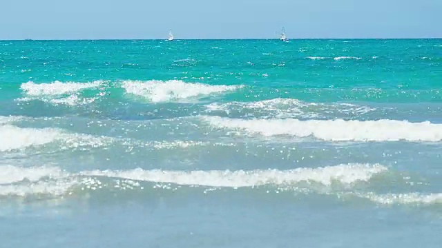 海浪拍打着海滩