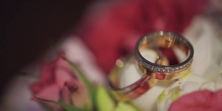 结婚戒指放在美丽的婚礼花束中