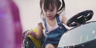 泰国可爱的孩子是玩玩具车的小女孩的生活方式