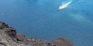 在一个夏天，希腊，圣托里尼火山岛的无人机视频
