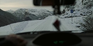 雪中行驶的POV汽车:挪威的山口