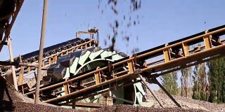 采石场矿山工业开采岩石的重型机械设备