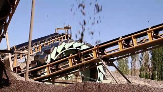 采石场矿山工业开采岩石的重型机械设备视频素材模板下载