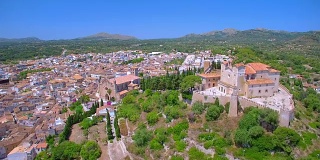 鸟瞰图的西班牙小镇Artà和圣萨尔瓦多(教区教堂和朝圣教堂)在西班牙巴利阿里岛的马略卡