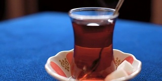 土耳其传统的茶饮在蓝色的桌子上