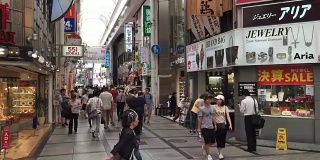 在大阪心斋桥散步的人们。
