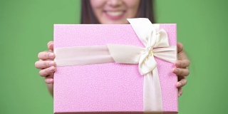 年轻美丽的亚洲女商人赠送礼盒