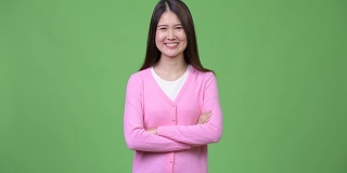 年轻美丽的亚洲女人双臂交叉