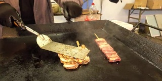 在日本，传统的日本街头食物是在热板上烧烤。