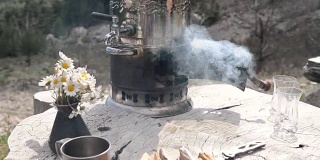 土耳其传统茶文化。在山里