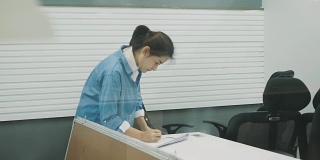 亚洲室内设计师正在检查她的工作与装修办公室设计与施工过程中