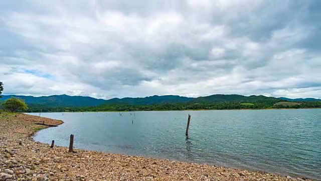 这里是美丽的湖泊，有热带山脉和蓝天