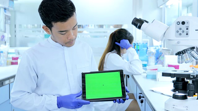 科学家展示了她的绿色屏幕的数字平板电脑，令人失望的测试结果