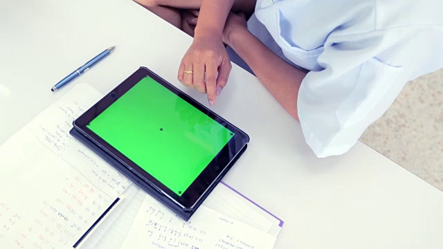 科学家在实验室使用带绿色屏幕的数字平板电脑