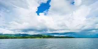 T/L TU美丽的湖泊，热带山脉和蓝天