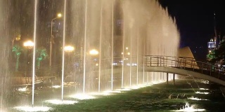 在巴统大道，水花喷溅的灯光喷泉，水秀，城市地标