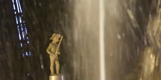 音乐家雕像背后喷溅的喷泉水，娱乐在巴统公园