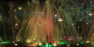 埃及沙姆沙伊赫苏荷广场上的彩色喷泉