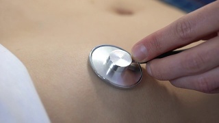 医生用听诊器听诊女性病人腹部，保健视频素材模板下载