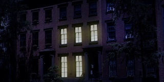夜间拍摄典型的布鲁克林褐石屋
