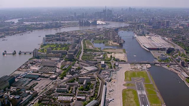 鸟瞰图城市机场伦敦和金丝雀码头，英国。4 k