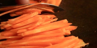 收获胡萝卜，用刀切