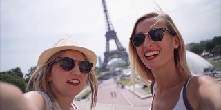 两名年轻女子在巴黎用手机自拍