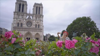巴黎圣母院，一名年轻女子用手机自拍视频素材模板下载