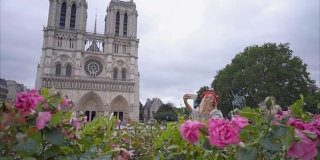 巴黎圣母院，一名年轻女子用手机自拍