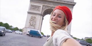 一名年轻女子在巴黎用手机自拍