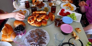 土耳其早餐桌，做土耳其家庭早餐，
