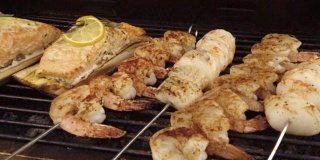 什锦海鲜烧烤鲑鱼，扇贝和大虾