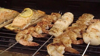 什锦海鲜烧烤鲑鱼，扇贝和大虾视频素材模板下载