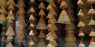 在中国的寺庙里，烧香的锅和天花板上的烟