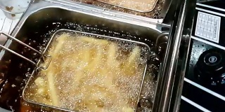 法式炸薯条在餐馆里炸的慢动作