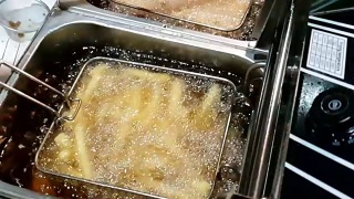 法式炸薯条在餐馆里炸的慢动作视频素材模板下载