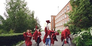 慢镜头中，欢乐的朋友们在校园里拿着学位证书奔跑，向学生们扔学位帽，抓住学位帽哈哈大笑。结束学业与青春观念。