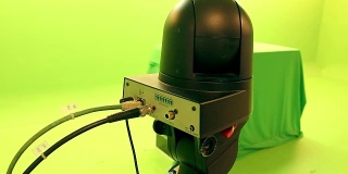 电视演播室设置摄像机用电线连接在绿色度键墙上