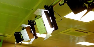 电视演播室设置led灯悬挂在天花板上