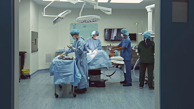 医院外科手术的医疗团队合作