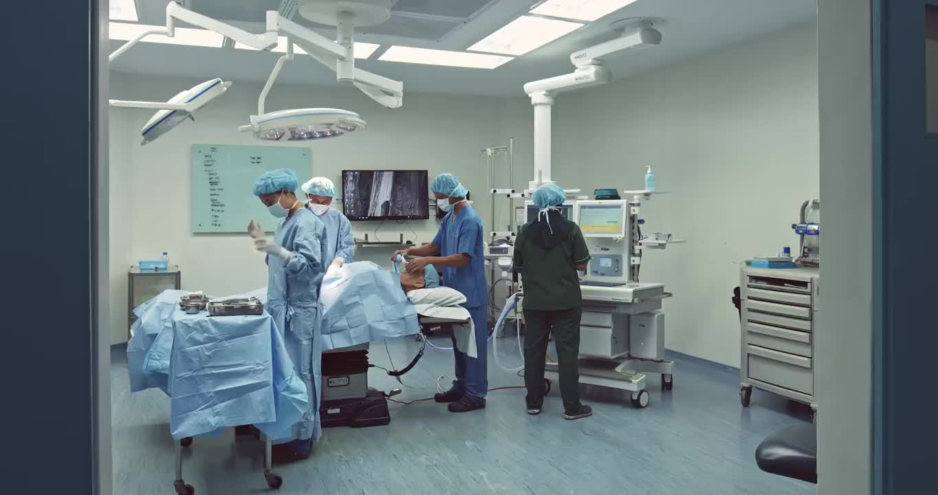 在医院外科手术中与病人进行的医疗团队合作