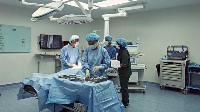 亚洲医疗团队在医院为老年患者进行外科手术