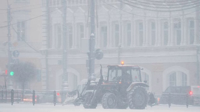 高美尔、白俄罗斯。拖拉机在冬季雪天清理积雪。锅,全景