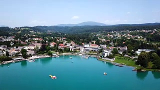 维拉,奥地利。鸟瞰图Wörthersee湖在阿尔卑斯山脉视频素材模板下载