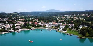 维拉,奥地利。鸟瞰图Wörthersee湖在阿尔卑斯山脉